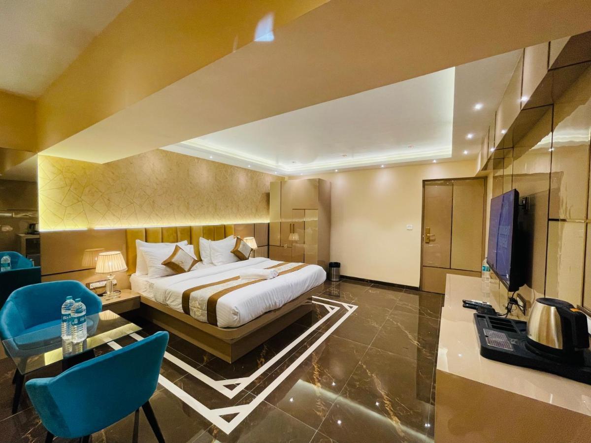 Home2 Renaissance Club 뭄바이 외부 사진